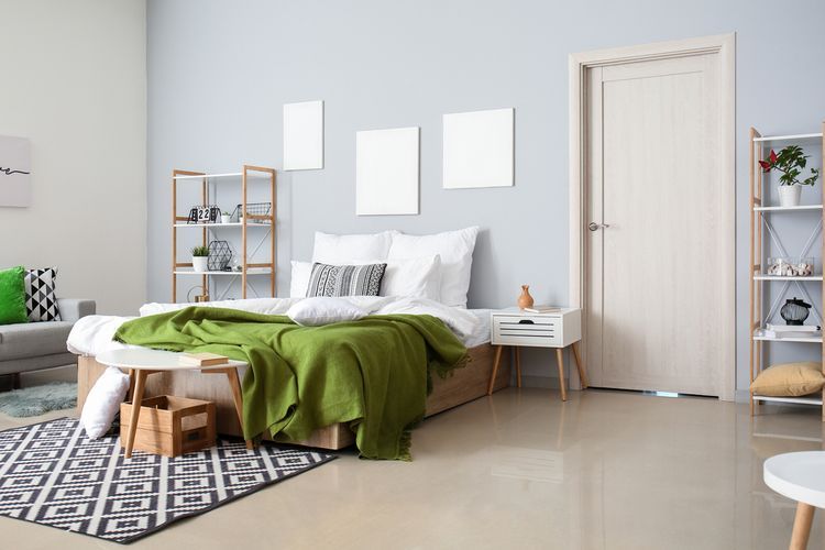 Ilustrasi kamar tidur, tempat tidur di samping pintu. (SHUTTERSTOCK/PIXEL-SHOT) 