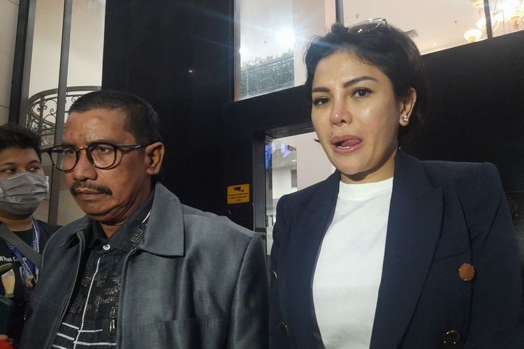 Sebagai salah satu pemegang sahamnya, Nikita Mirzani menanggapi soal pencabutan izin usaha Holywings oleh Pemprov DKI Jakarta.(KOMPAS.com/Ady Prawira Riandi)