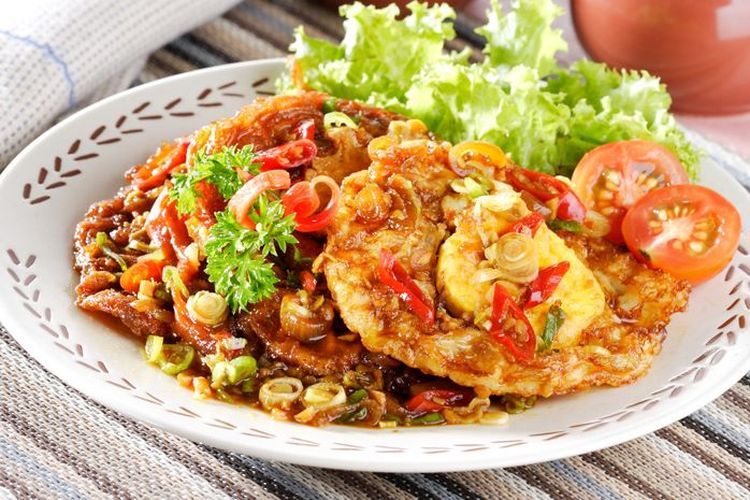 Ilustrasi telur ceplok tumis kecap. 