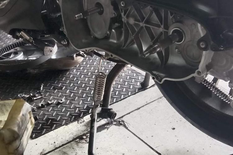 Komponen CVT sepeda motor matik sedang dilakukan pembongkaran (Dicky Aditya Wijaya) 