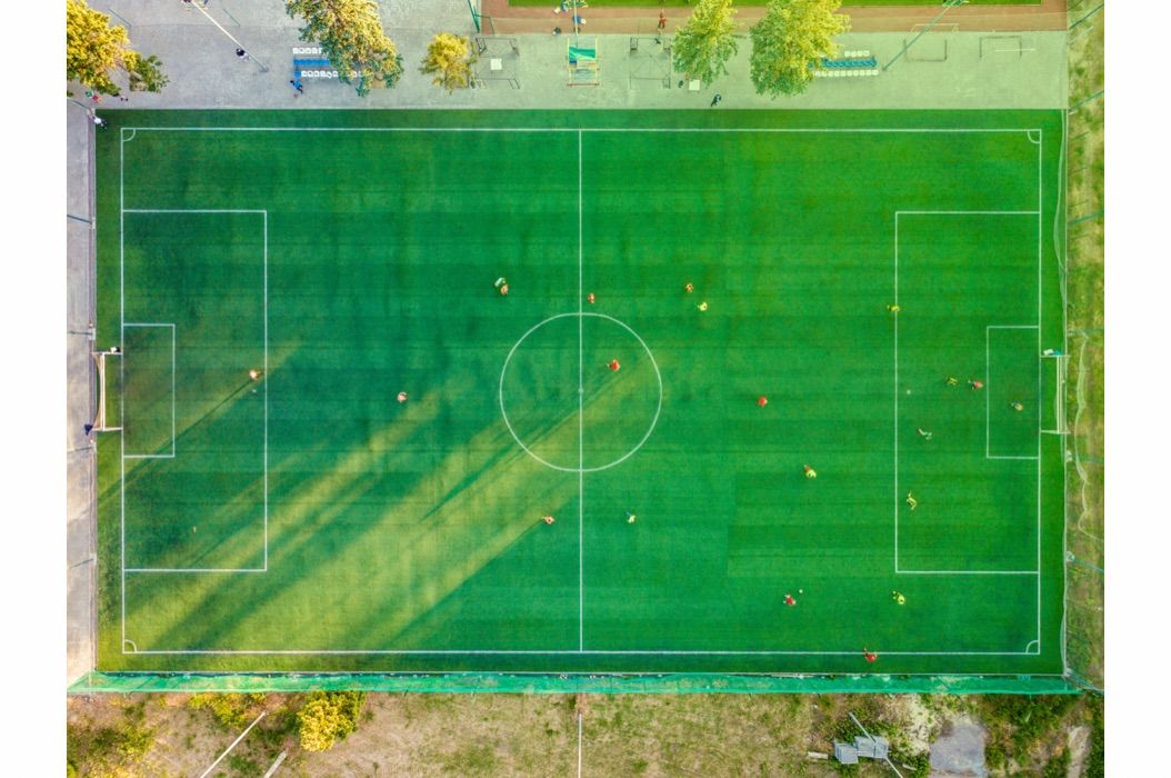 Ini perbedaan lapangan sepak bola (soccer) dan lapangan sepak bola Amerika (American Football).
