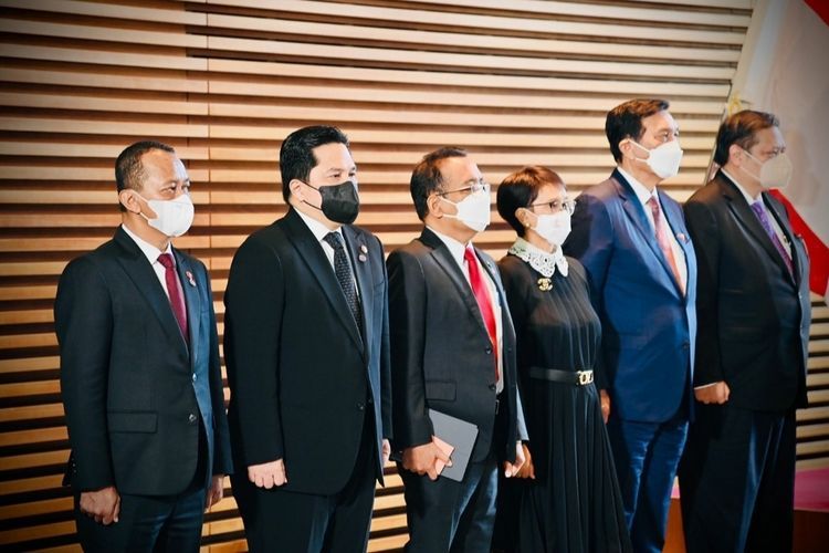 Delegasi Indonesia yang mengikuti pertemuan antara Presiden Joko Widodo dan PM Jepang Fumio Kishida di Tokyo, Rabu (27/7/2022). Mereka yakni Menteri Koordinator bidang Perekonomian Airlangga Hartarto, Menteri Koordinator bidang Kemaritiman dan Investasi Luhut Binsar Pandjaitan, Menteri Luar Negeri Retno Marsudi, Menteri Sekretaris Negara Pratikno, Menteri BUMN Erick Thohir, Menteri Investasi/Kepala BKPM Bahlil Lahadalia, dan Duta Besar Indonesia untuk Jepang Heri Akhmadi. 