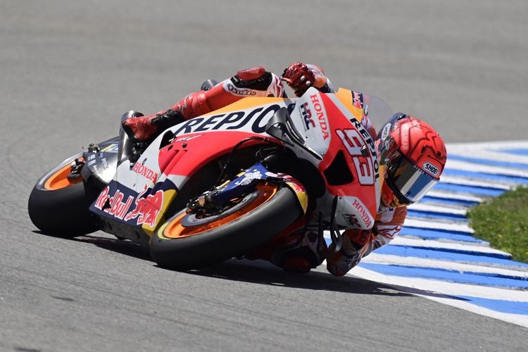Pebalap Repsol Honda Marc Marquez saat melakukan sesi latihan bebas kedua MotoGP Italia di Sirkuit Mugello, Jumat (27/5/2022). (AFP/FILIPPO MONTEFORTE) 