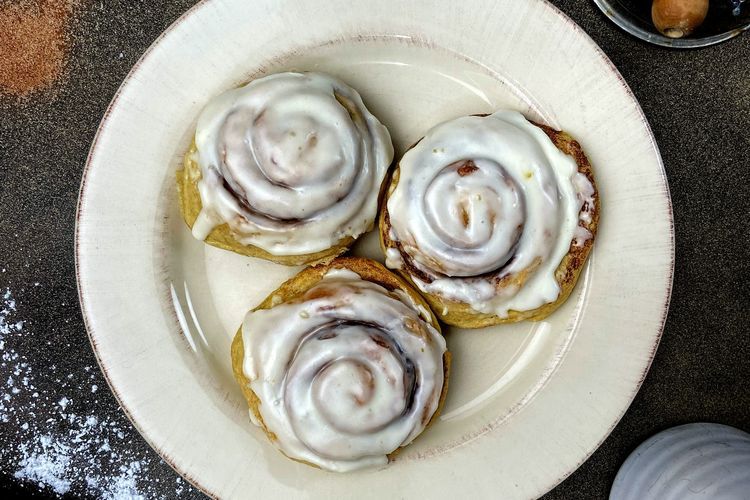 Ilustrasi cinnamon roll lembut)