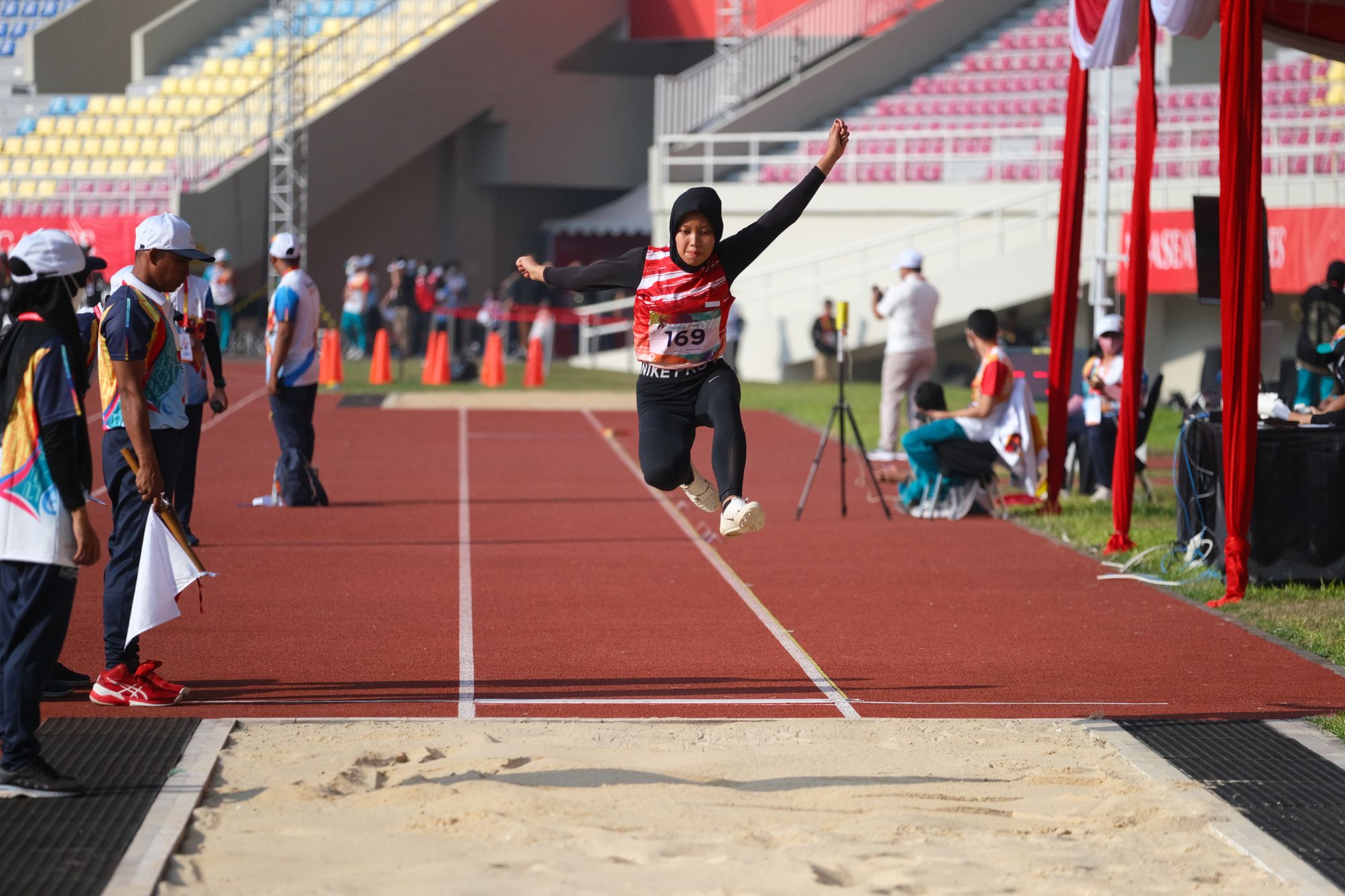 4 Macam Lompat dalam Cabang Olahraga Atletik, Apa Saja? lompat jauh