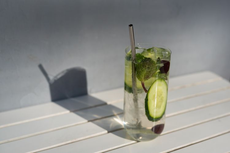 Ilustrasi manfaat minum infused water mentimun 