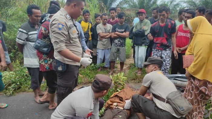 Peristiwa laka lantas di ruas Jalan Raya Lampur Desa Keretak, Kecamatan Sungaiselan, Bangka Tengah, Kamis (4/8/2022) sore yang menyebabkan satu orang pelajar meninggal dunia. (Ist/Dok. Warga Setempat)  