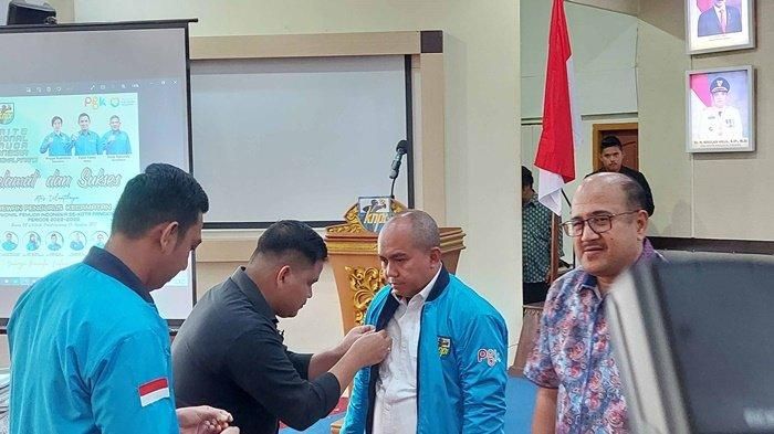 Ketua KNPI Kota Pangkalpinang, Febri Yanto saat menyematkan pin kehormatan kepada Wali Kota Pangkalpinang, Maulan Aklil di Ruang OR Kantor Wali Kota Pangkalpinang, Jumat (5/8/2022).   