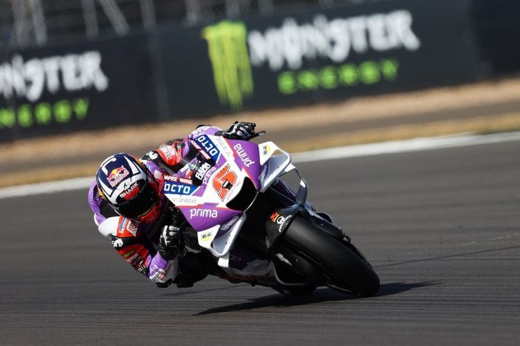 Johann Zarco saat berlaga pada MotoGP Inggris 2022. (Photo by ADRIAN DENNIS / AFP)(ADRIAN DENNIS) 
