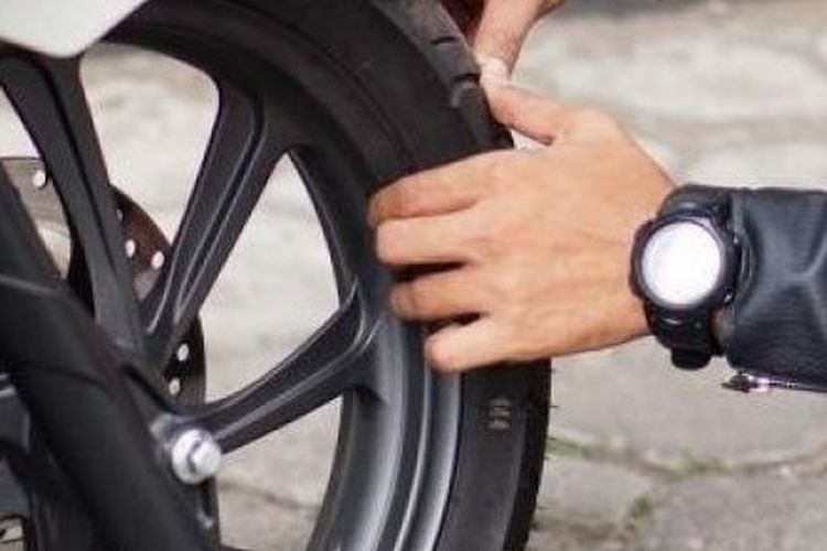 Ilustrasi mengecek tekanan udara pada ban motor(Dok. DAM) 