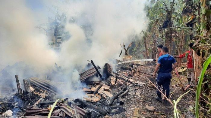 Damkar Kabupaten Bangka Barat padamkan api yang melalap rumah semi permanen di Jalan di Tebing Gadai, Jalan Sudirman, Kelurahan Tanjung, Muntok, Bangka Barat, Jumat (12/8/2022) sekitar pukul 12.00 WIB.(Bangkapos.com/Yuranda) 