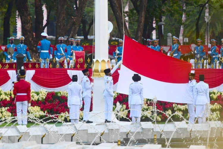 Upacara pada Penurunan Bendera Negara Sang Merah Putih yang digelar di halaman Istana Merdeka, Jakarta, pada Selasa sore, 17 Agustus 2021. (DOK KEMENTERIAN SEKRETARIAT NEGARA REPUBLIK INDONESIA  