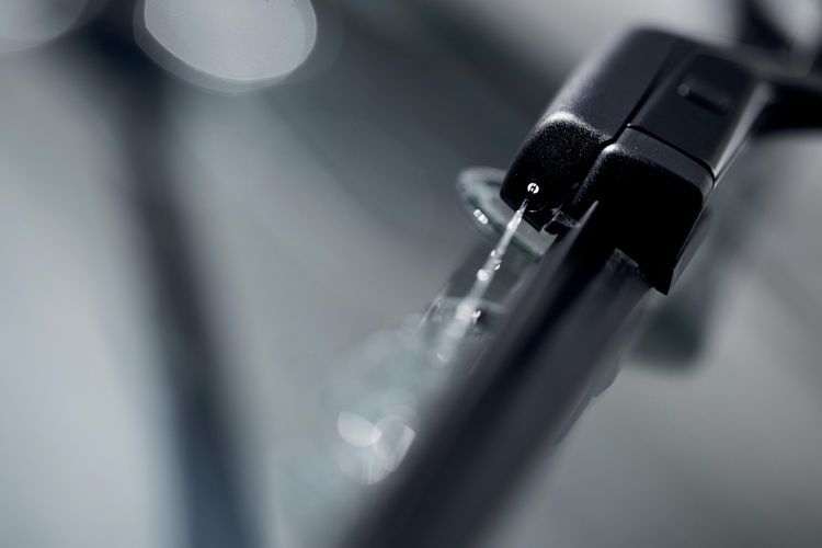 Air wiper digunakan untuk membasuh permukaan kaca sehingga mudah dibersihkan karet wiper.(Foto: Peugeot)
