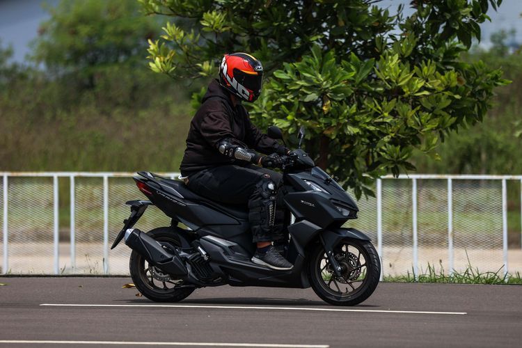 Wartawan saat melakukan test ride All New Honda Vario 160 saat peluncuran di AHM Safety Riding and Training Center, Cikarang, Jawa Barat, Rabu (2/2/2022). Vario 160 tipe CBS dibanderol Rp 25.800.000 sedangkan tipe ABS dibanderol Rp 28.500.000. Semua harga on the road (OTR) DKI Jakarta.(KOMPAS.com/GARRY LOTULUNG) 