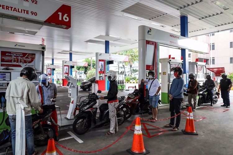 Petugas SPBU menggunakan alat pelindung wajah saat melayani pengendara di SPBU Pertamina 31.128.02 di Jl. Letjen M.T. Haryono, Jakarta Timur, Senin (1/6/2020). Penggunaan alat pelindung wajah (Face Shield) tersebut sebagai salah satu upaya untuk melindungi diri saat berhubungan langsung dengan pengendara dalam pencegahan penyebaran COVID-19.(KOMPAS.com/GARRY LOTULUNG) 