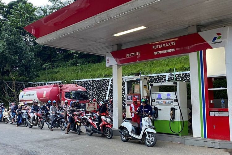 Warga antri pembelian BBM subsidi di SPBU Mandala, Rangkasbitung, Selasa (28/6/2022). Pemerintah melibatkan banyak menteri sebelum memutuskan kebijakan harga BBM subsidi.(KOMPAS.COM/ACEP NAZMUDIN)  