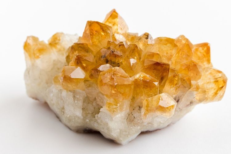 Ilustrasi batu citrine. Menurut feng shui, batu citrine dapat menarik energi positif dan kekayaan ke dalam rumah.(PIXABAY/KAVOWO) 