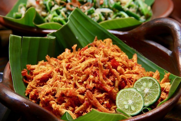 lustrasi ayam suwir pelalah khas Bali. 