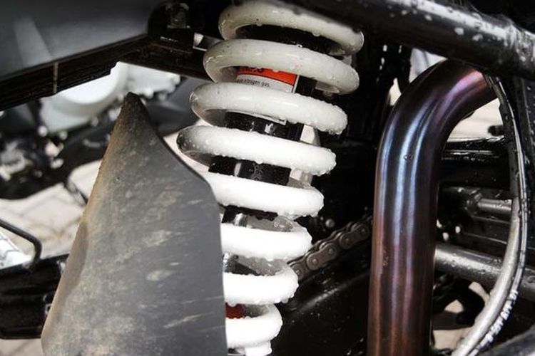 BMW G310GS. Jarak kejut suspensi belakang dibuat lebih panjang.(Febri Ardani) 