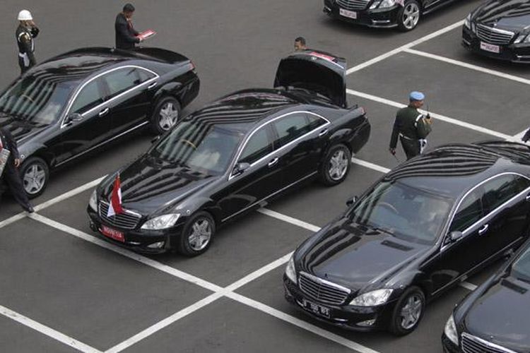 Pemerintah bakal ganti 189.803 kendaraan dinas jadi mobil listrik. 