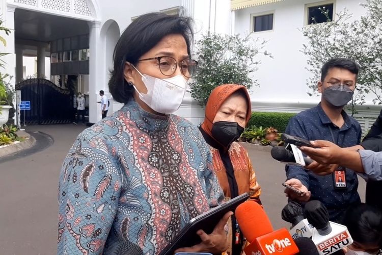 Menteri Keuanhan Sri Mulyani Indrawati usai rapat terbatas di Istana Kepresidenan, Jakarta, Senin (29/8/2022).