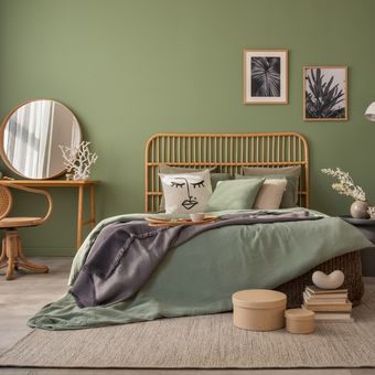 Ilustrasi kamar tidur dengan warna sage green. (SHUTTERSTOCK/FOLLOWTHEFLOW) 