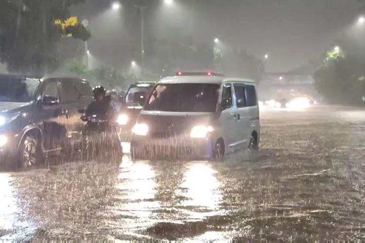 Jalan DI Panjaitan, Cipinang Cempedak, Jatinegara, Jakarta Timur, tergenang banjir akibat hujan deras, Jumat (9/9/2022) sore. Genangan terjadi di sekitar depan Patria Park.(DOK. ISTIMEWA) 