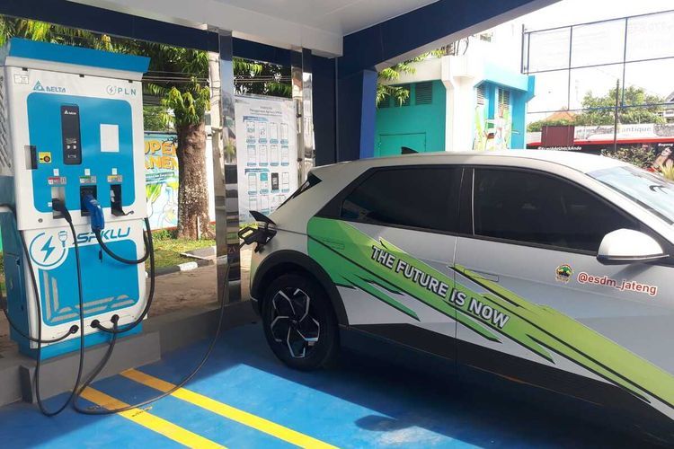 Pegawai Dinas ESDM melakukan isi ulang daya di salah satu Stasiun Pengisian Kendaraan Listrik Umum (SPKLU), Senin (19/9/2022).