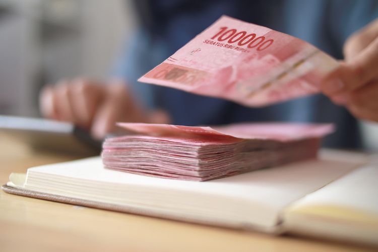 Ilustrasi uang rupiah. Cara cek status penerima BSU tahap 6 secara online