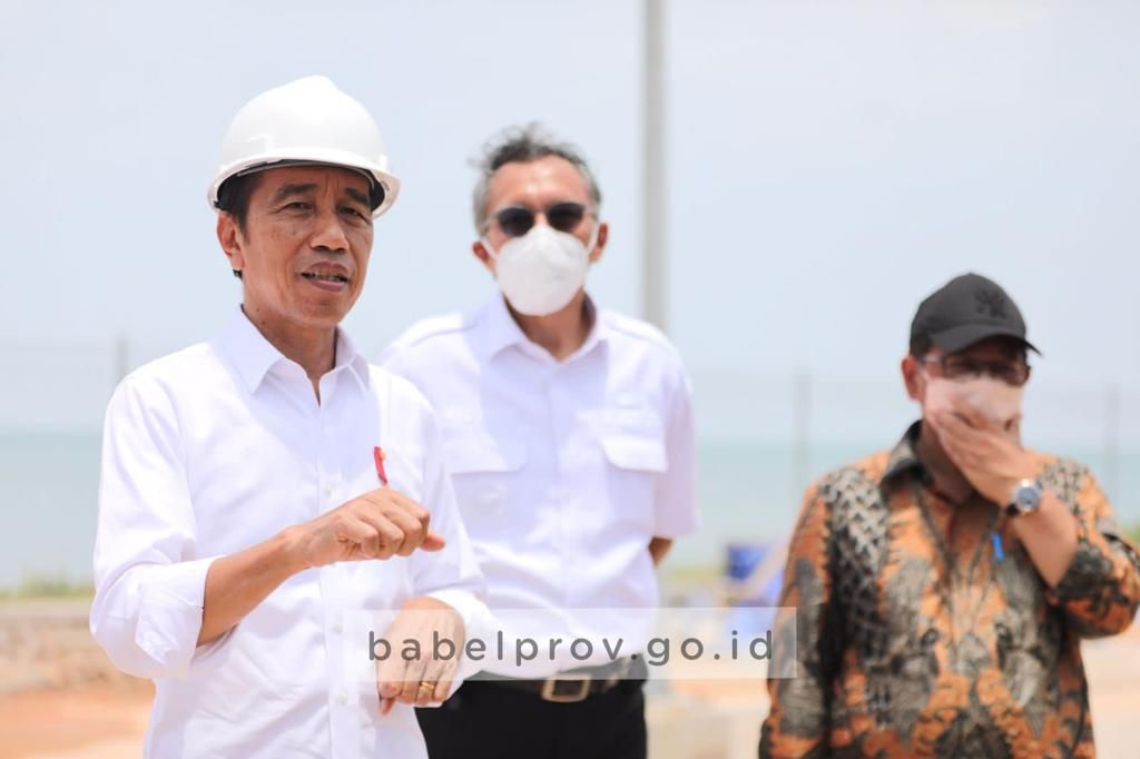 Presiden Joko Widodo saat berkunjung ke Pelabuhan Tanjung Ular, Bangka Barat