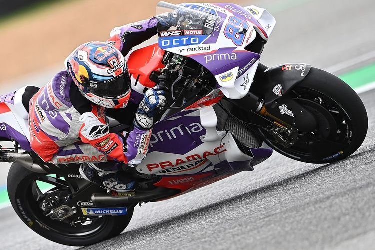 Pebalap Pramac Racing Jorge Martin beraksi pada MotoGP Thailand 2022 di Sirkuit Internasional Chang, Buriram, Jumat (30/9/2022). Terkini, Martin bakal berlaga pada MotoGP Malaysia 2022 pada Minggu (23/10/2022).(AFP/MANAN VATSYAYANA) 