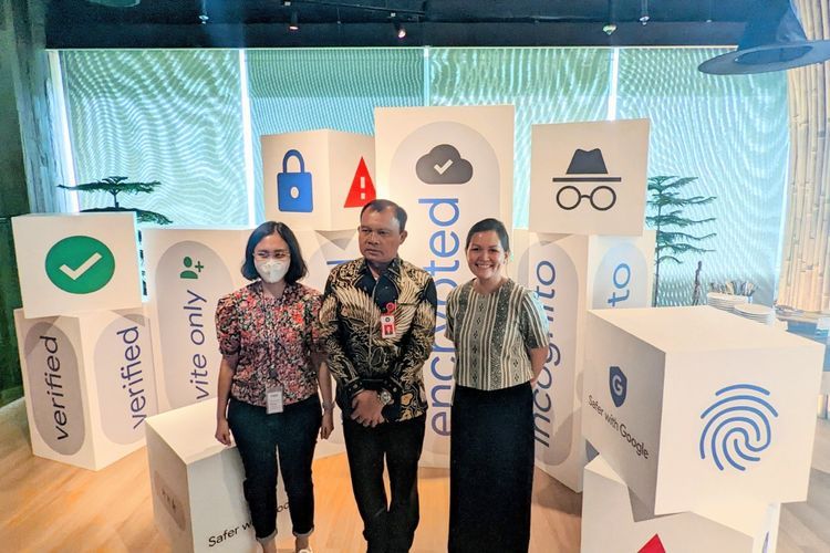 (Kiri-kanan) Brigitta Ratih Aryanti - Government Affairs and Public Policy Manager Google Cloud Indonesia, Irjen Pol. Dono Indarto, Deputi Bidang Strategi dan Kebijakan Keamanan Siber dan Sandi Negara, BSSN. , Putri Alam - Director of Government Affairs &amp; Public Policy Google Indonesia dalam sebuah acara Nonton Bareng Hacking Google di Kantor Google Indonesia, Jakarta Selatan, Selasa (25/10/2022)
