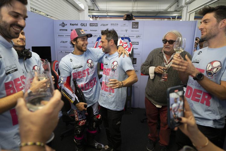 Enea Bastianini saat berlaga pada MotoGP Valencia 2022(LUIGI SOLDANO) 