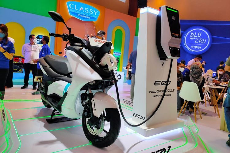 Yamaha unjuk diri di IMOS 2022 dengan menampilkan motor listrik Yamaha E01 lengkap dengan stasiun pengisian baterai sebagai daya tarik utama.(KOMPAS.com/Janlika) 
