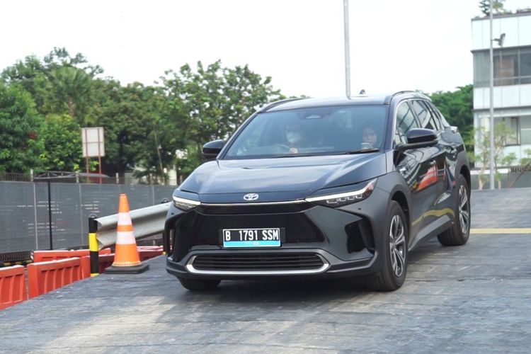 Mobil listrik Toyota bZ4X(Kompas.com) 