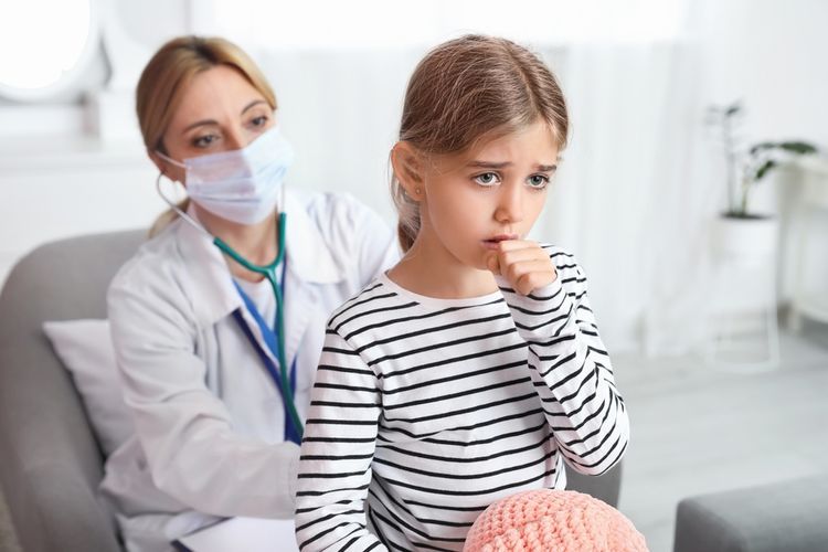 Ilustrasi batuk, batuk adalah salah satu gejala pneumonia pada anak, penyebab pneumonia pada anak.   