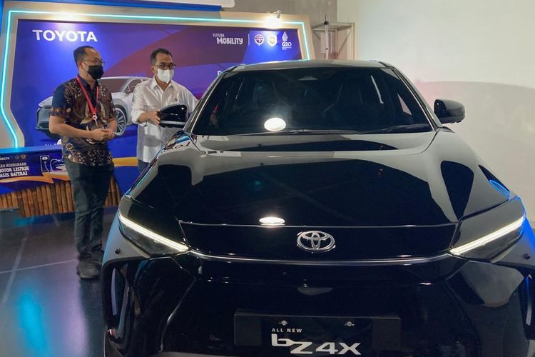 Menteri Perhubungan Budi Karya Sumadi (kanan) tengah mendengar penjelasan dari Toyota xEV Project Leader PT Toyota-Astra Motor (TAM) Arie Hermawan (kiri) mengenai Toyota bZ4X saat mengunjungi booth Toyota pada Pameran Kendaraan Listrik Berbasis Baterai (PKLBB), di Kawasan Nusa Dua Bali, Minggu (12/11). Toyota All New bZ4X bersama Lexus UX300e yang merupakan kendaraan Battery EV disediakan PT Toyota-Astra Motor (TAM) sebagai official car partner guna mendukunfg mobilitas delegasi partisipan KTT Puncak G20 Summit yang akan berlangsung di Nusa Dua Bali, 15-16 November 2022 mendatang(dok.TAM) 