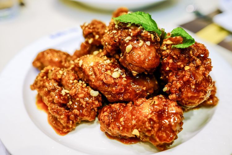 Ilustrasi ayam goreng korea. 