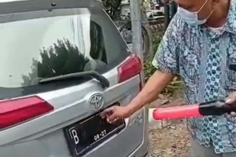 Polisi memberhentikan pengemudi mobil yang menutupi pelat nomor kendaraan menggunakan lakban untuk menghindari tilang elektronik. (Dokumentasi Ditrektorat Lalu Lintas Polda Metro Jaya) 