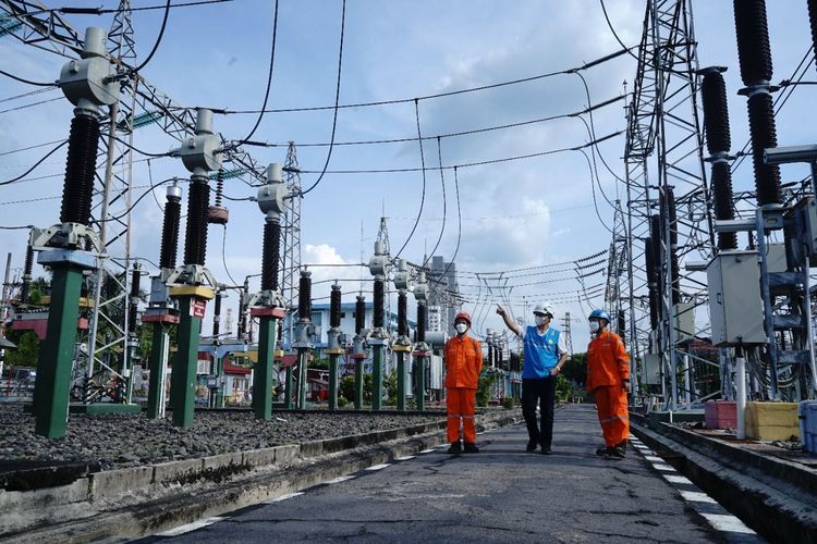 Para karyawan PLN tengah mengecek gardu listrik (Dokumentasi PLN ) 