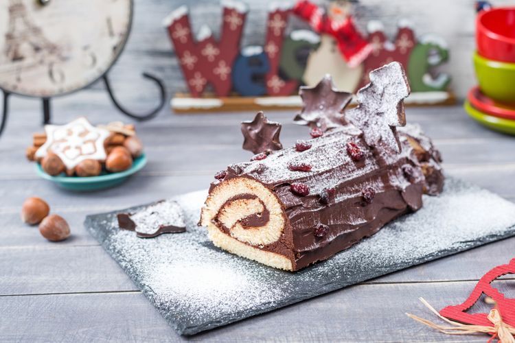 Ilustrasi kue yule log, bentuknya seperti batang kayu.  
