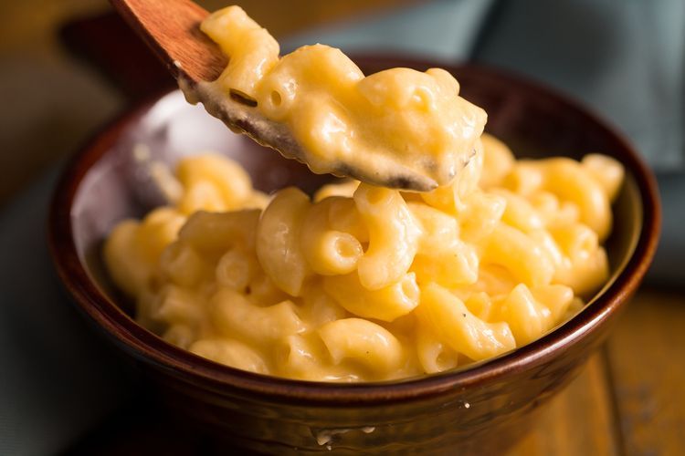 Ilustrasi mac and cheese.  