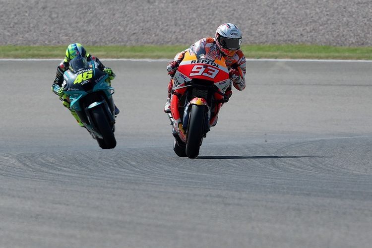 Pebalap Repsol Honda Marc Marquez (kanan) berada di depan pebalap Italia Yamaha-SRT Valentino Rossi (kiri) dalam sesi latihan bebas ketiga menjelang MotoGP Jerman di Sirkuit Sachsenring pada 19 Juni 2021.(AFP/RONNY HARTMANN) 