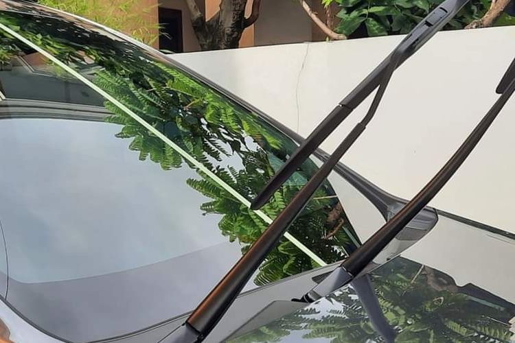 Angkat wiper kaca mobil (Ilustrasi Wiper Kaca Mobil) 