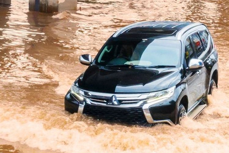 Mobil Pajero Sport menerobos genangan air setinggi sekitar 50 cm di sekitar Fly Over Tebet(Dicky Aditya Wijaya) 