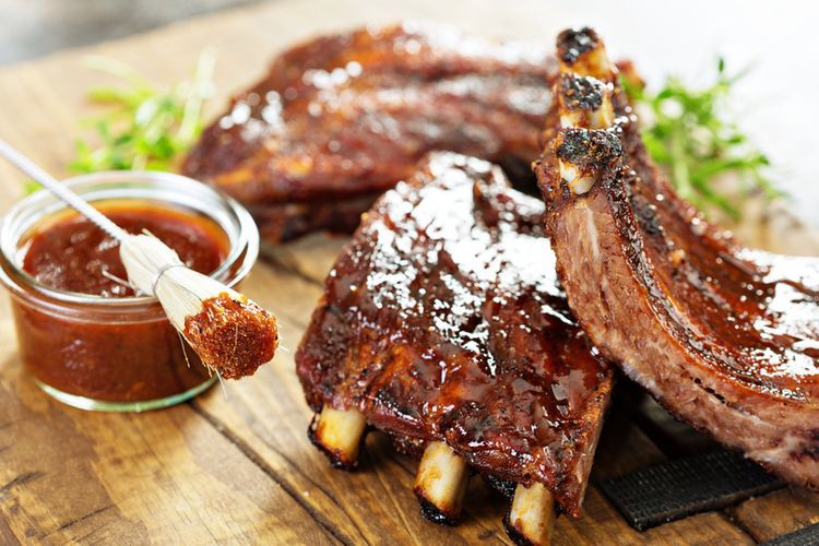 ilustrasi saus barbeque yang sudah dioles ke daging.  