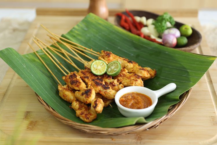 Sate ayam bumbu merah.