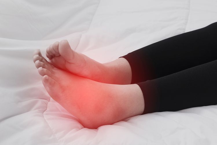 Kaki bengkak bisa menjadi salah satu gejala penyakit ginjal.  