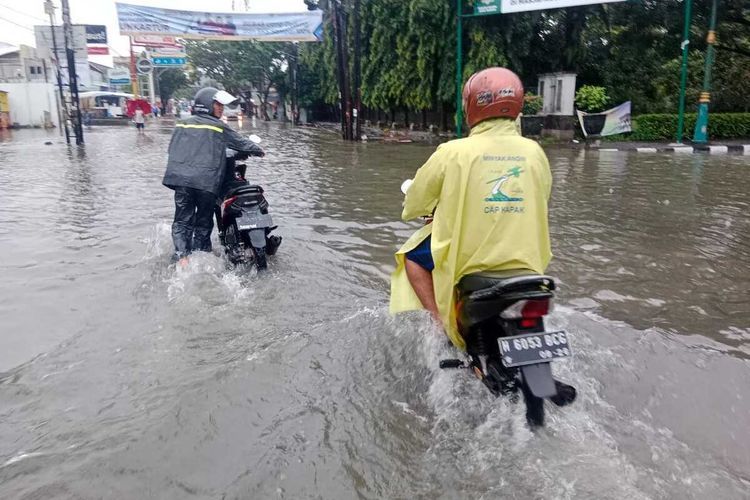 Banjir masih merendam beberapa titik di Kota Semarang(KOMPAS.COM/Muchamad Dafi Yusuf) 
