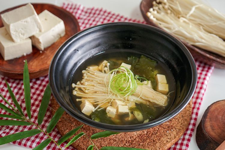 Sup miso isi tofu dan jamur enoki ala Foodplace. 